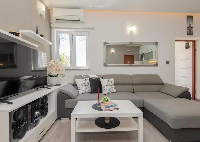 In With Free Parking Apartman