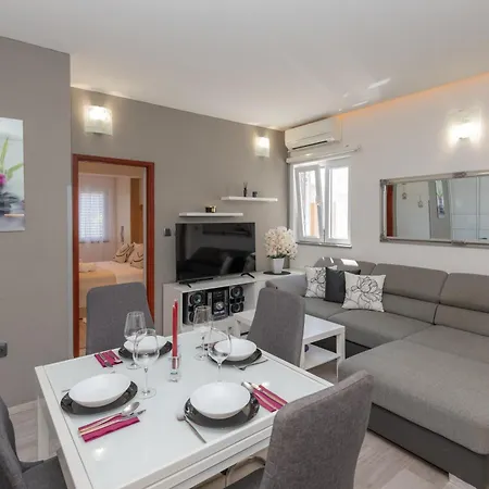 Daire In With Free Parking Split